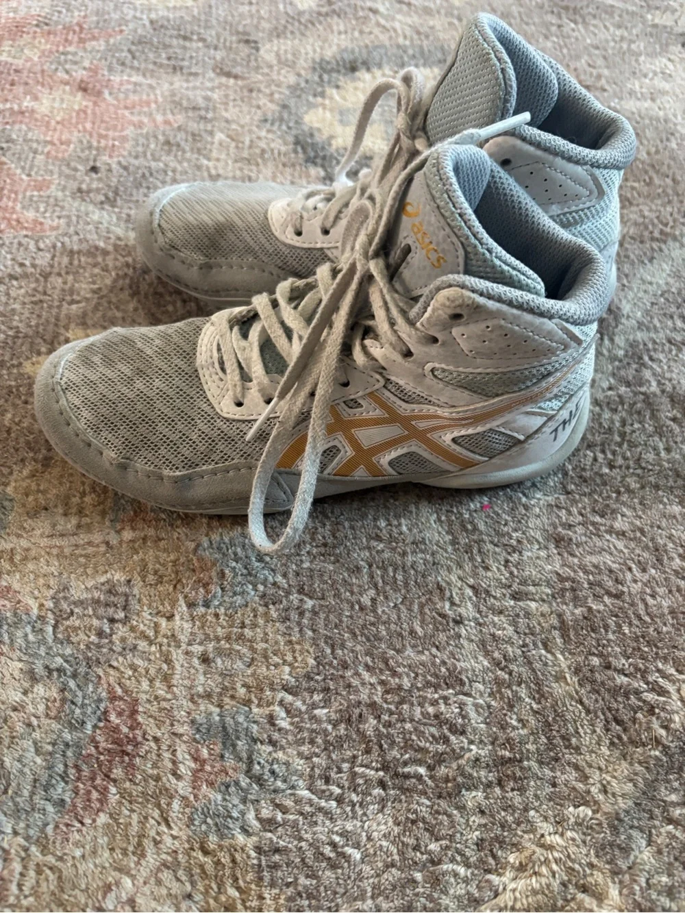 ASICS matflex Kids' Light Gray Sneakers with Gold Stripes